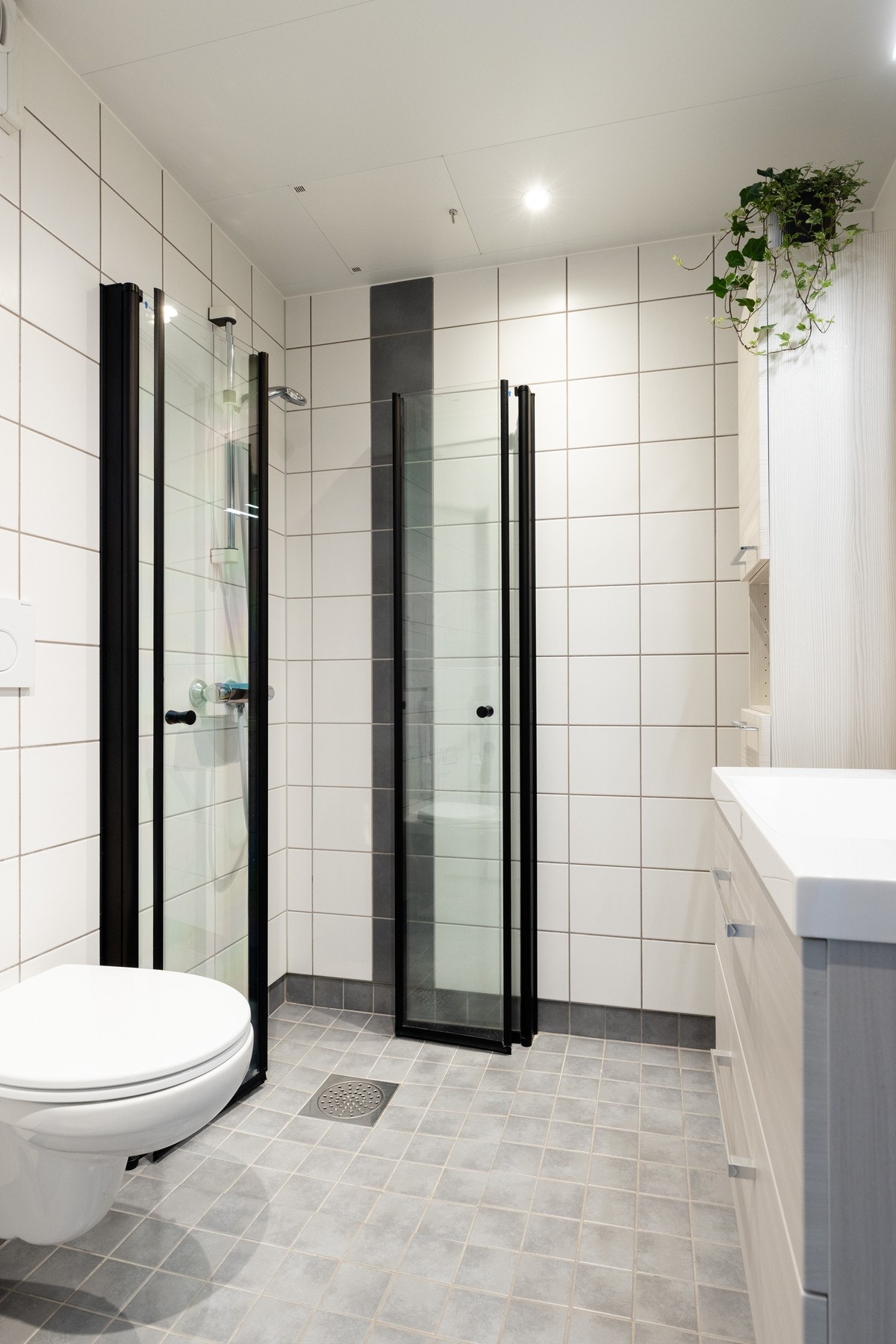 Et fullverdig bad med toalett, dusj, opplegg for vaskemaskin (det har også en-suite badet) og servant med lagring Galleribilde