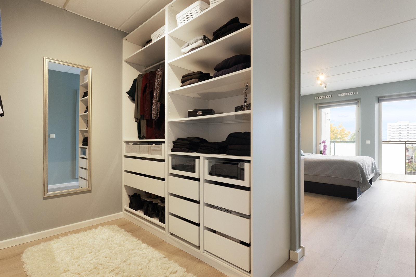 I tillegg har rommet en stor walk-in garderobe Galleribilde