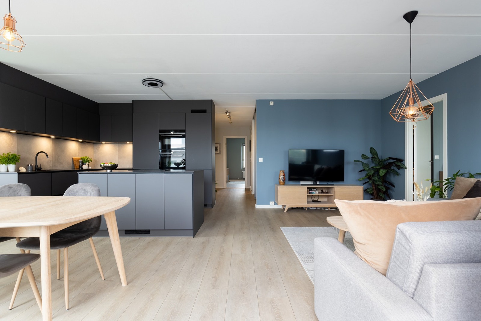 Leiligheten er gjennomgående får mye naturlig lysinnslipp med vinduer i tre retninger Galleribilde