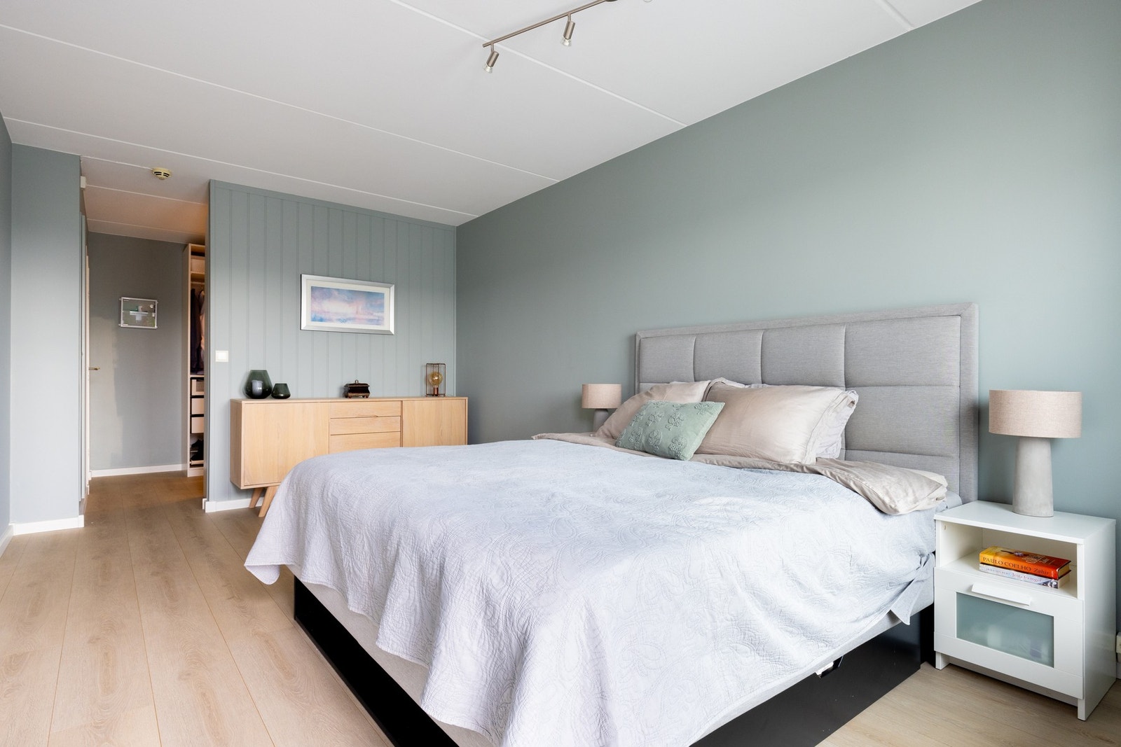 Rommet byr på god plass til lagringsmøblement Galleribilde