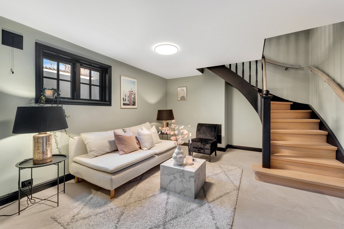 Kjellerstuen (alt.soverom 5) samt inngang til utleiedelen Galleribilde