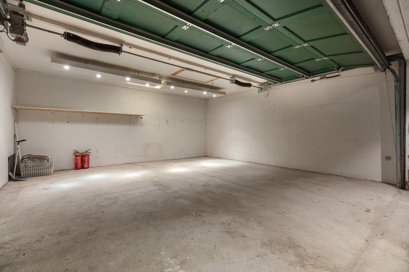 Stor dobbelgarasje - vis a vis inngangspartiet Galleribilde