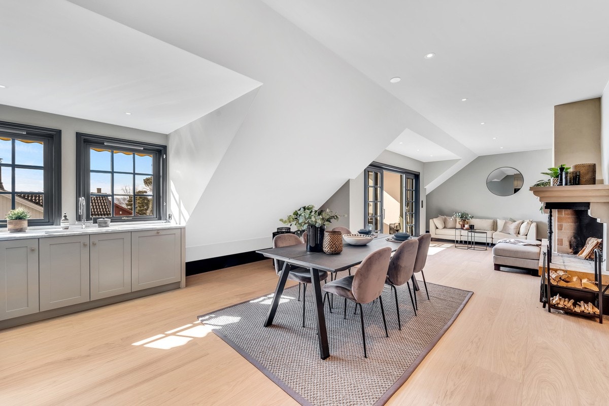 Åpen kjøkkenløsning med spiseplass vis a vis peisen Galleribilde