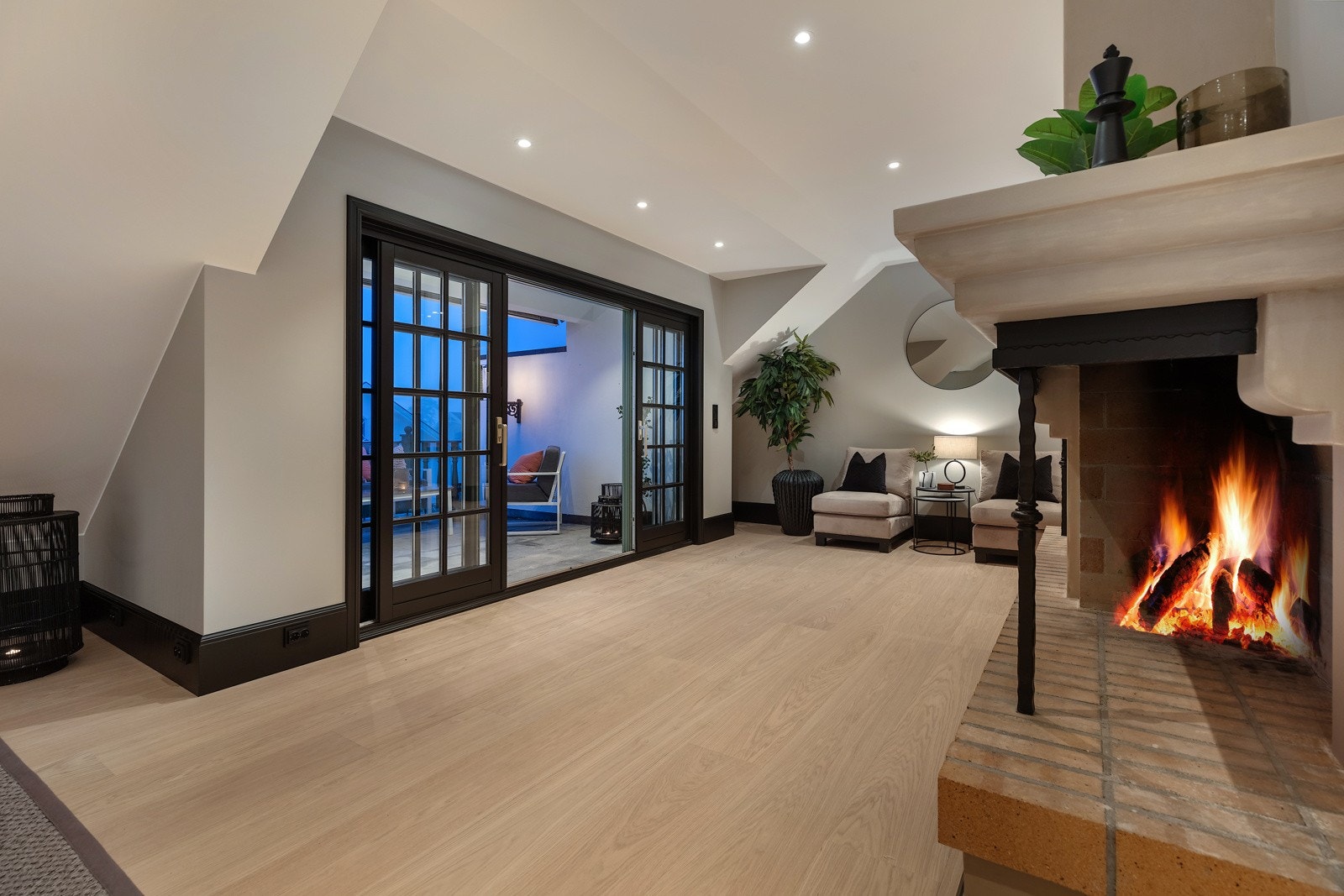 Kveldsstemning med fyr i peisen Galleribilde