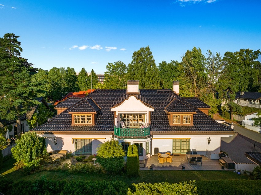 Gården bader i nydelig kveldssol Galleribilde