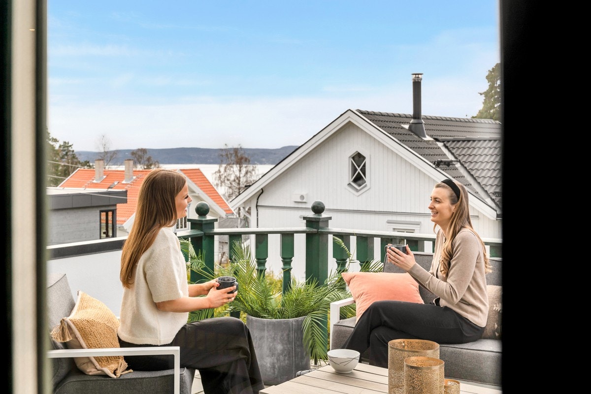 Solrik stor balkong med utsikt Galleribilde