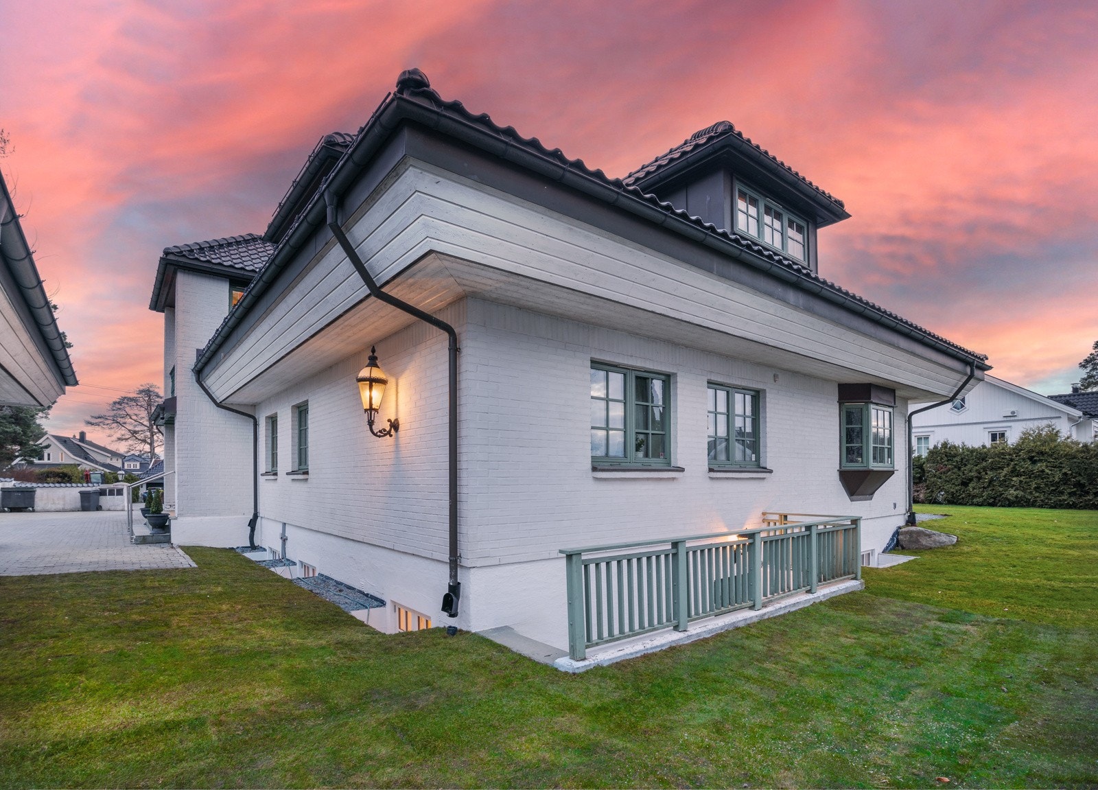 Frodig gressplen foran nedgangen til utleiedelen Galleribilde