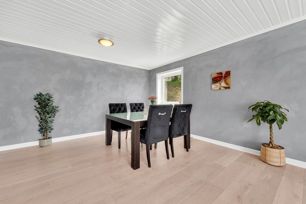 Det er god plass til et større spisebord i stuen. Galleribilde
