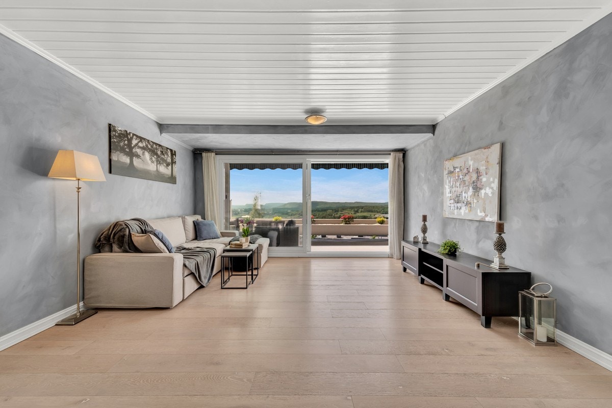 Lyst og fint med store vindusflater og skyvedør mot terrassen. Vinduer og terrassedør er fra 2014, skiftet i regi av borettslaget. Galleribilde
