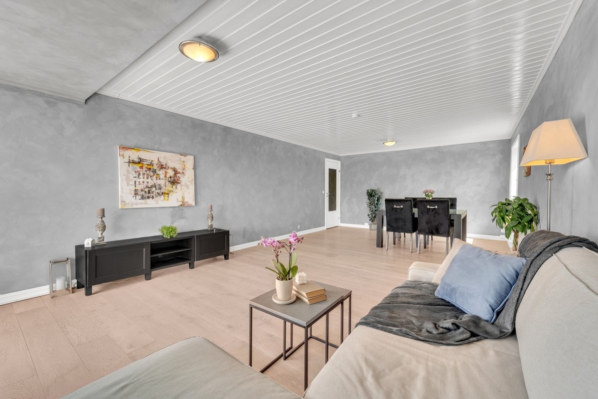 Det er gode muligheter for etablering av et tredje soverom i stuen med vindu på gavlvegg. Galleribilde