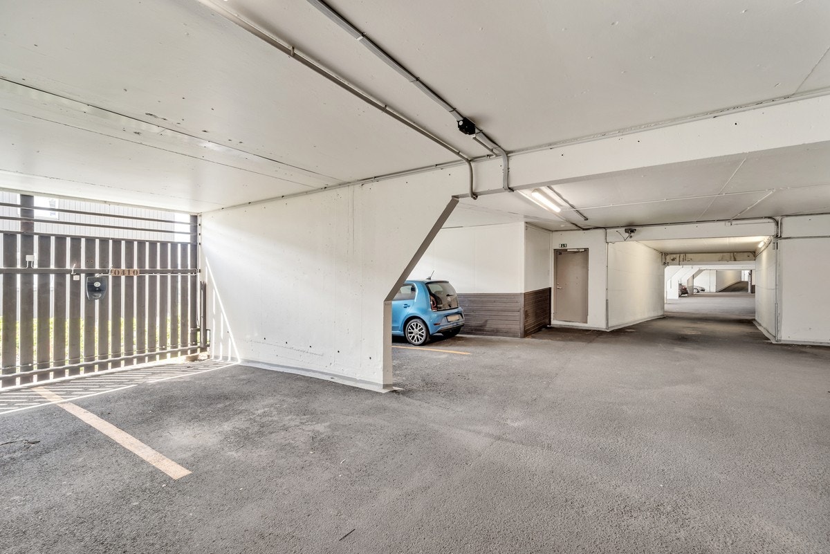 Det medfølger en garasjeplass med elbillader. Galleribilde