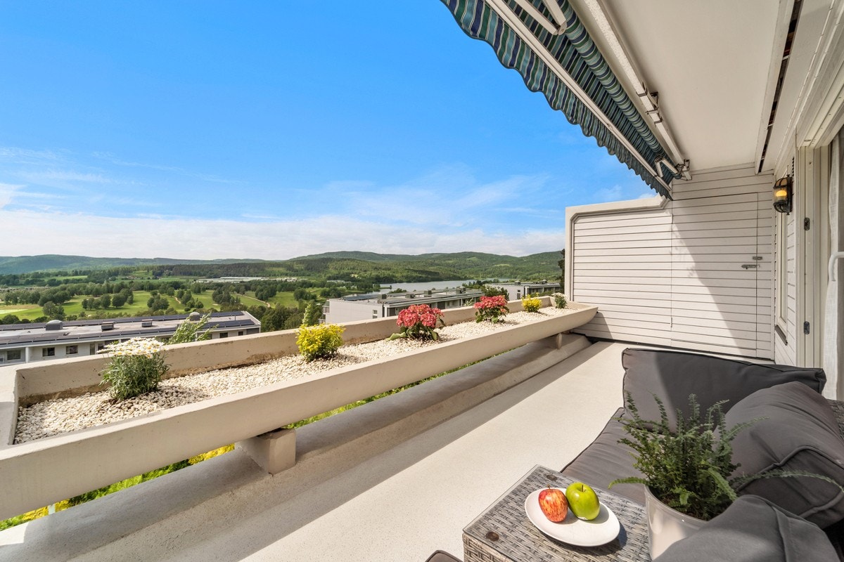 Sydvestvendt terrasse med god plass til utemøblement og grill. Det er en utvendig bod på terrassen. Galleribilde