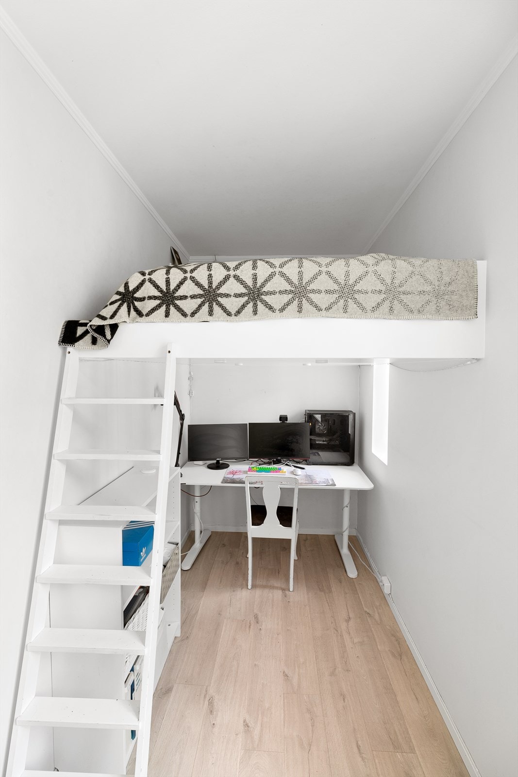 Dette soverommet har fått arkitekttegnet hems med strømuttak oppe og spotter i "taket" under hemsen. Perfekt for hjemmekontor, studio og gaming! Galleribilde