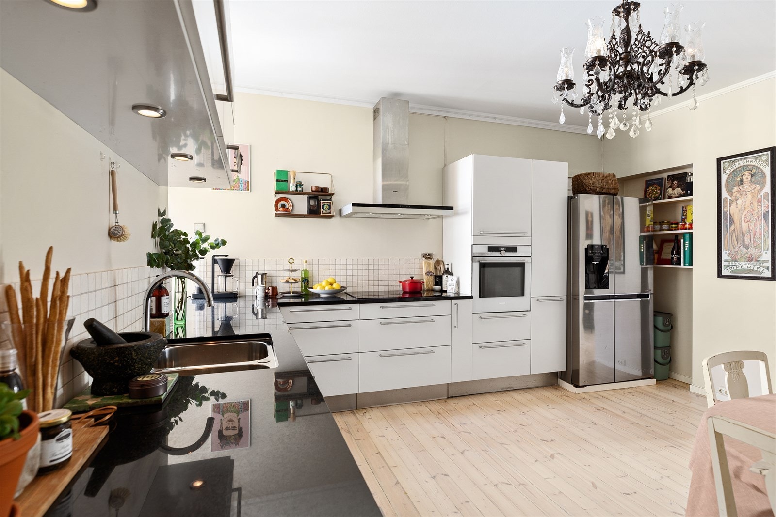 Sort benkeplate i sten. Godt med arbeidsflater Galleribilde