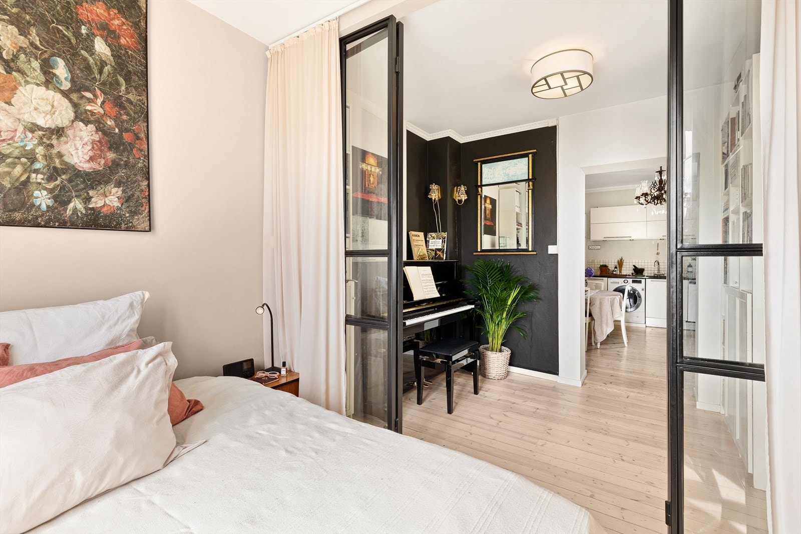 Koselig soverom etablert med foldedører i glass Galleribilde