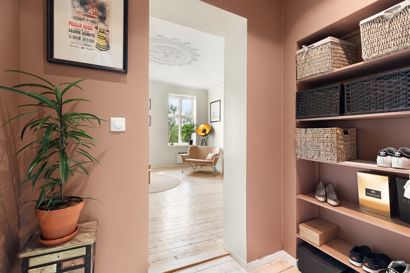 Entré med integrerte hyller. Bak hyllene står fremdeles orginaldøren inn til kjøkkenet dersom noen enkelt ønsker å endre planløsning! Galleribilde