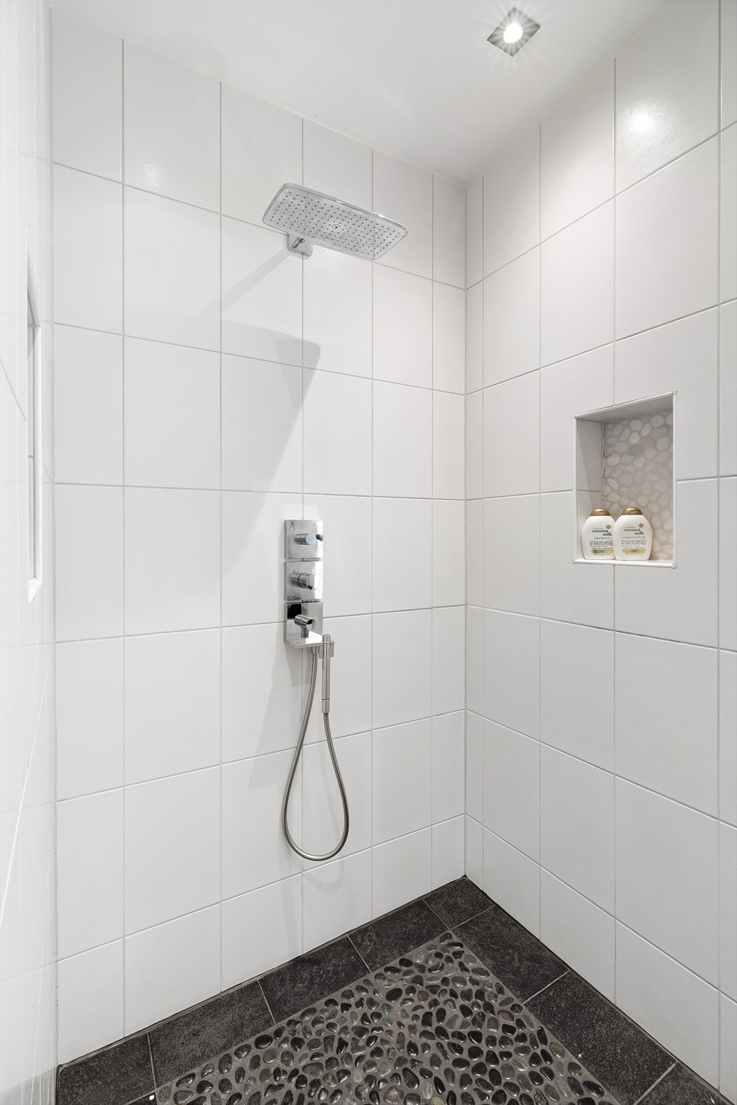 Dusj samt servant armatur fra Hans Grohe. Naturfliser på gulvet Galleribilde