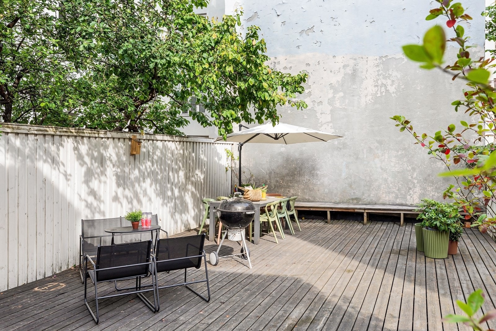 Stor bakgård med grill og hagemøbler som gir frihet og parkfølelse midt på Løkka! Galleribilde
