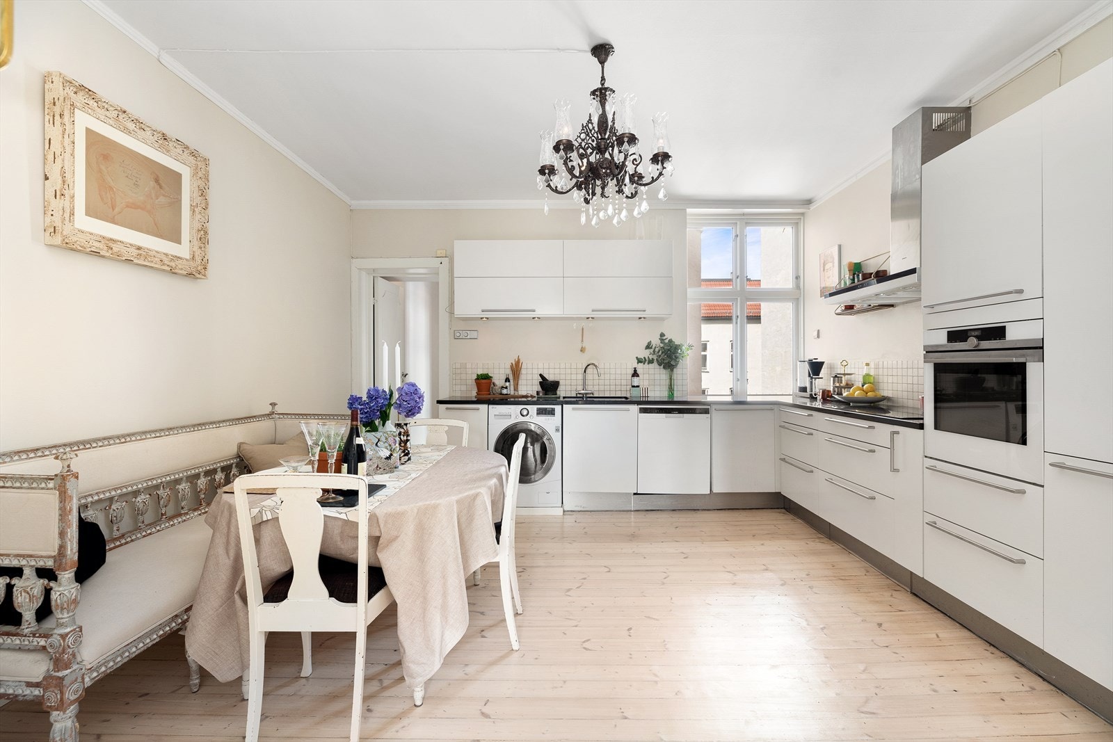 Stort spisekjøkken med innredning fra HTH Galleribilde