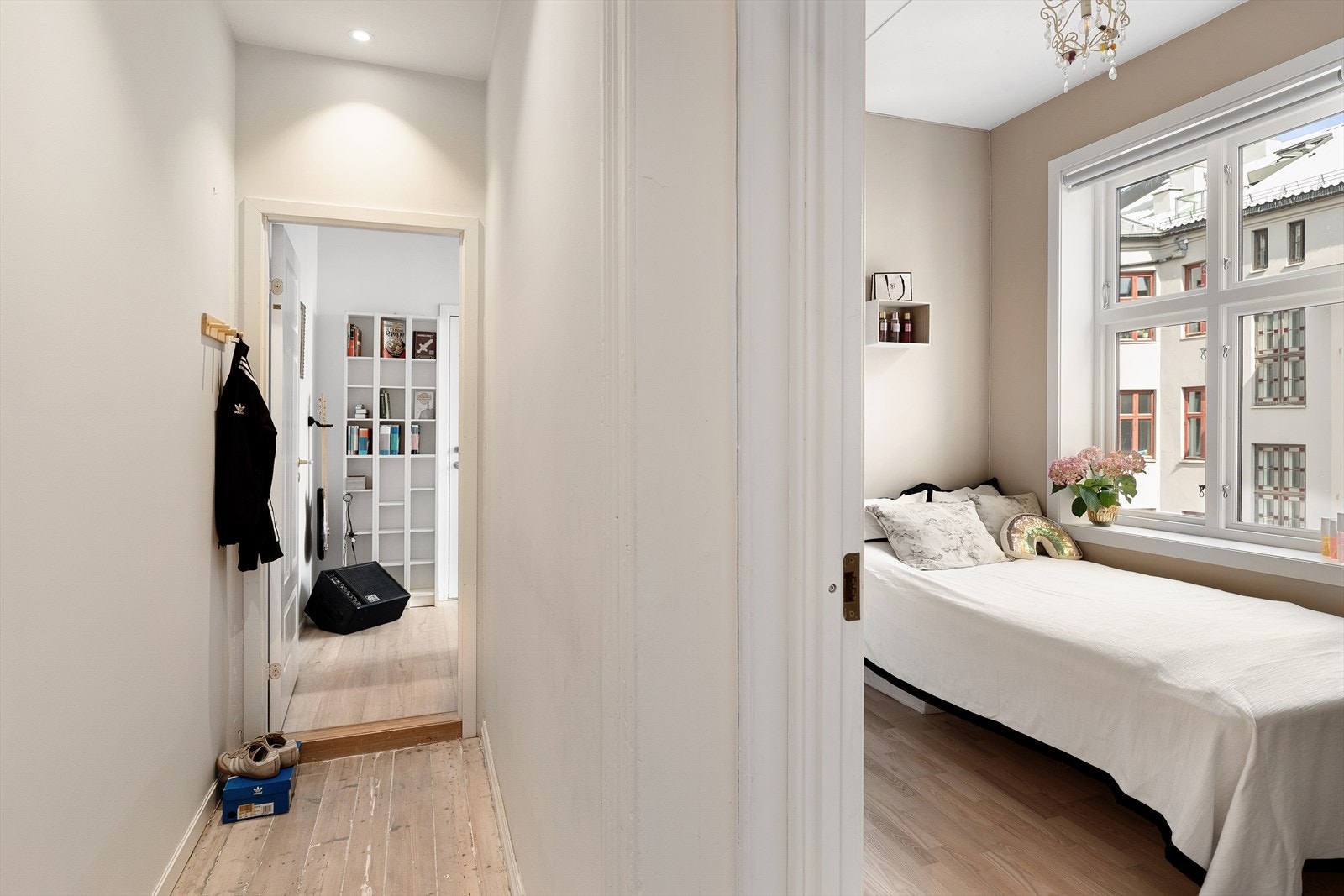 Her sover du mot rolig bakgård Galleribilde