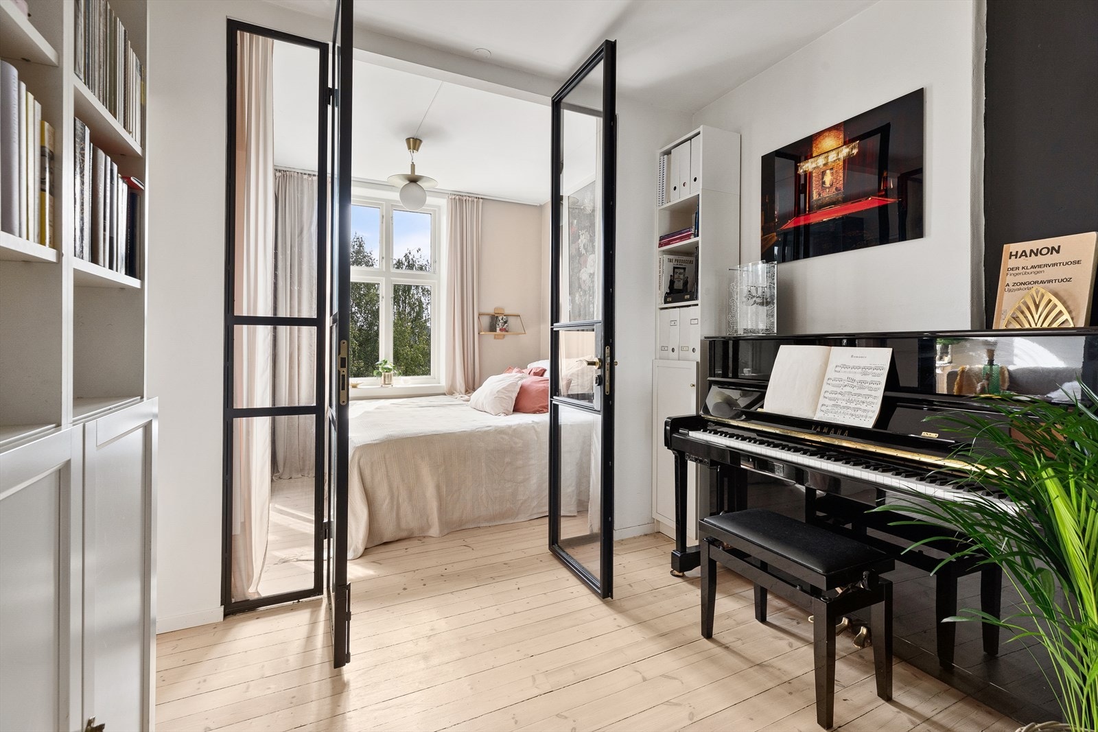 To-fløyet dør med glassfelt skiller soverommet fra forstuen Galleribilde