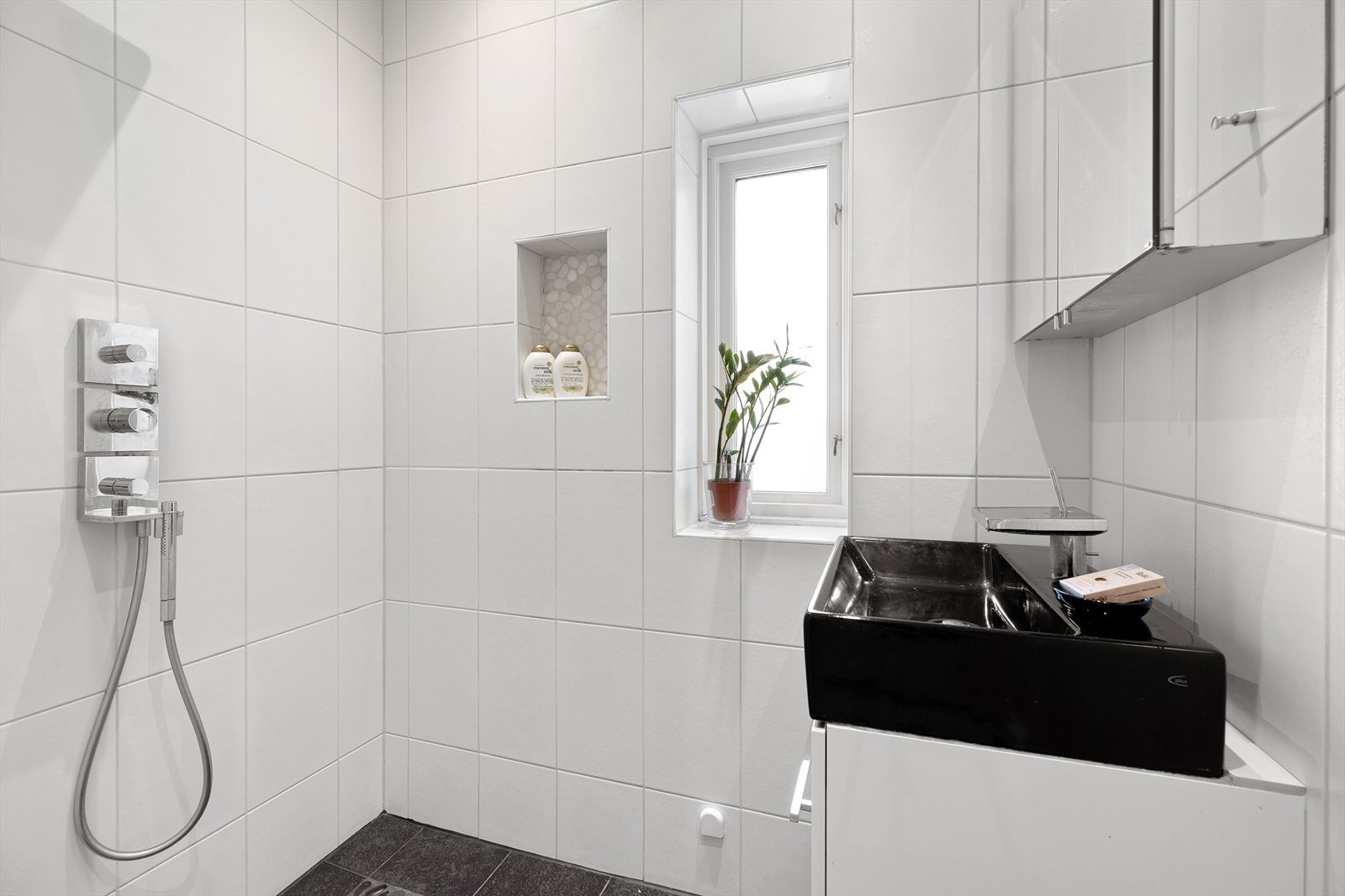 Badet ble totalrenovert med ferdigattest i 2012. Fliser og servant fra Villeroy et Boch Galleribilde