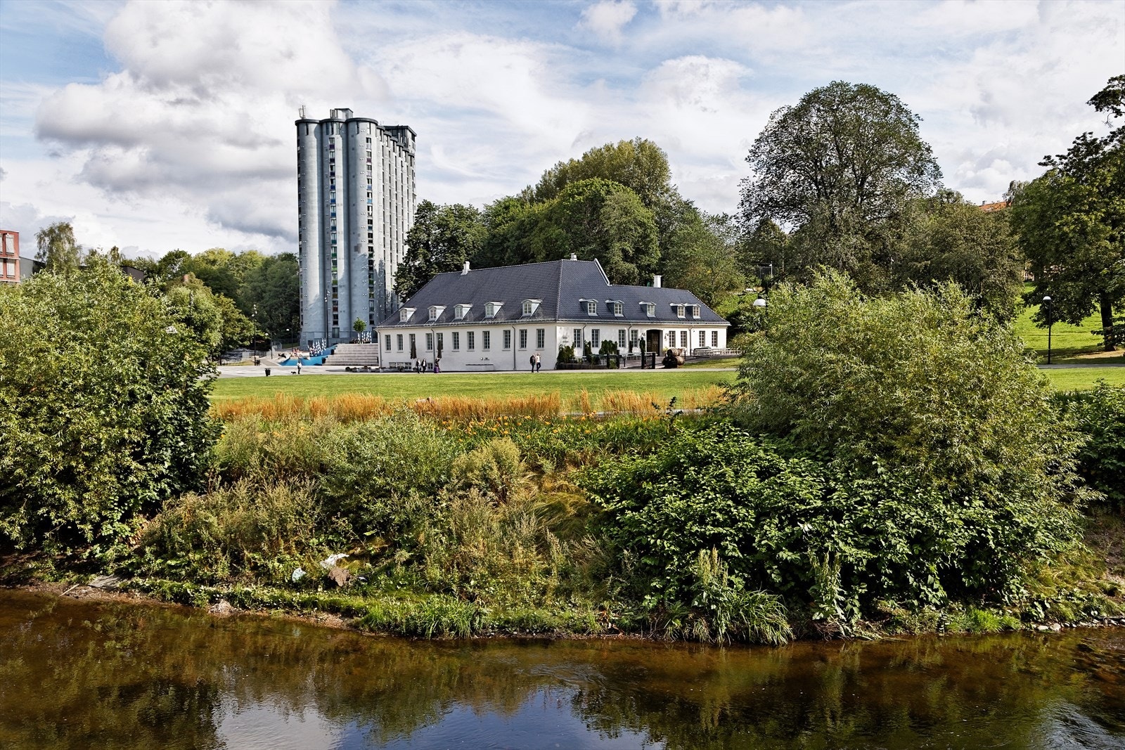 Flotte turområder langs Akerselva, her med Nedre Foss gård i bakgrunnen Galleribilde