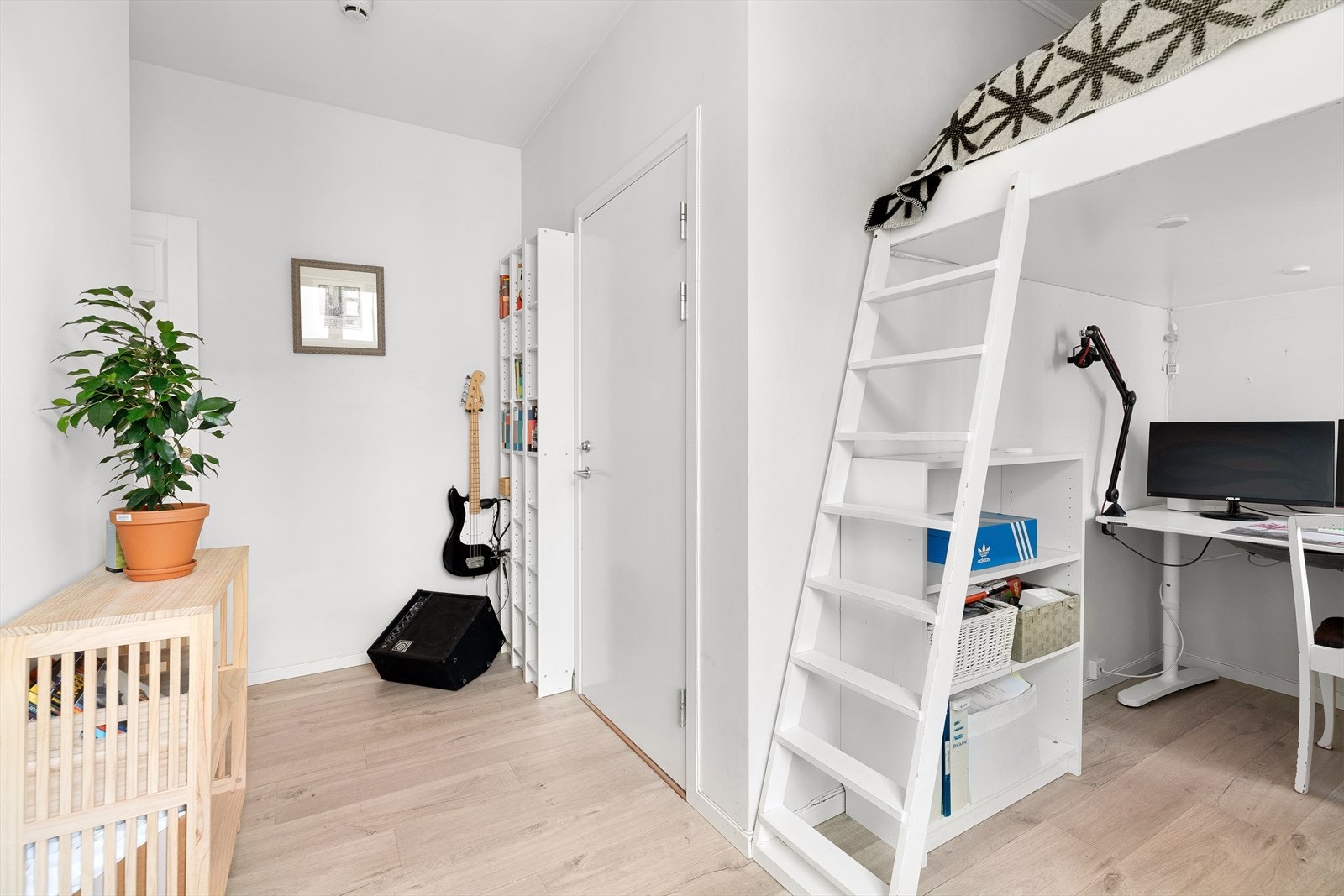 Bakdør med egen bod rett på utsiden. Trapper tar deg ned til bakgården Galleribilde