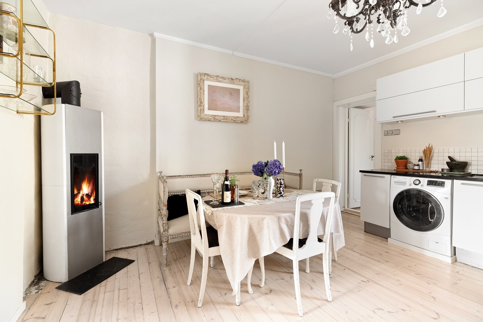 Et koselig sted å samle venner og familie for lange, deilige middager foran peisen Galleribilde