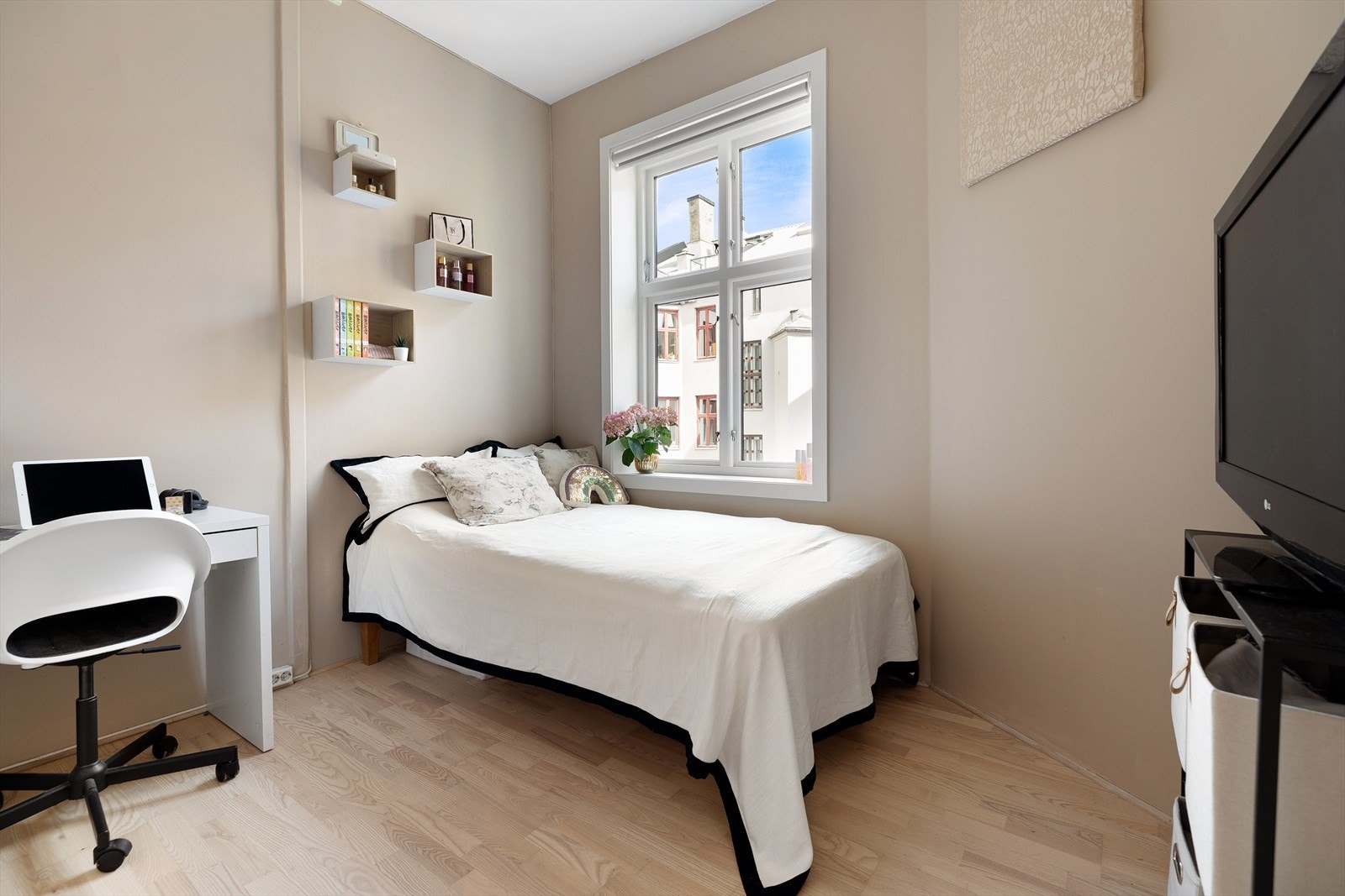 Begge soverom har laminatgulv, og passer utmerket som barnerom, gjesterom eller kontor Galleribilde