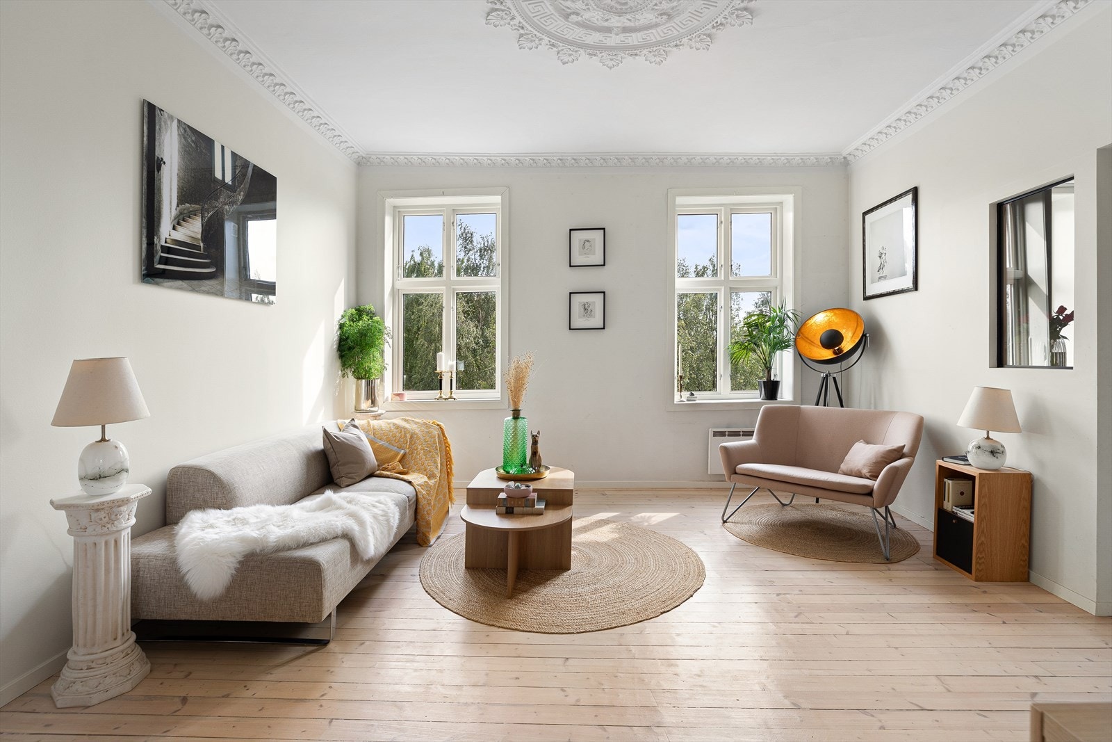 Leiligheten oser av sjarm og har klassiske detaljer som tregulv, rosett og stukkatur Galleribilde