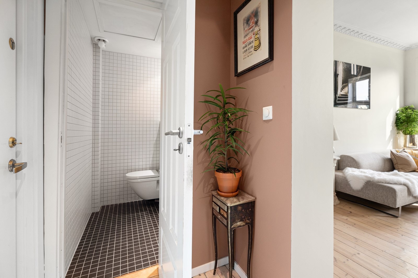 Ved siden av entré er det separat WC Galleribilde