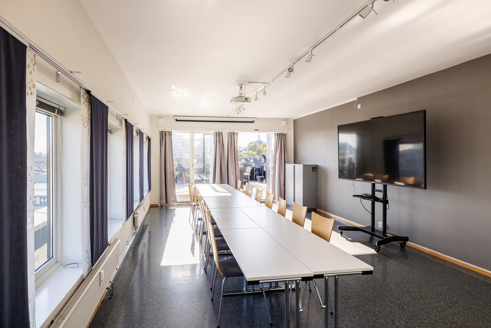 Selskapslokalet har projektor, skjerm på rullestativ, bad og et godt utstyrt kjøkken. Galleribilde