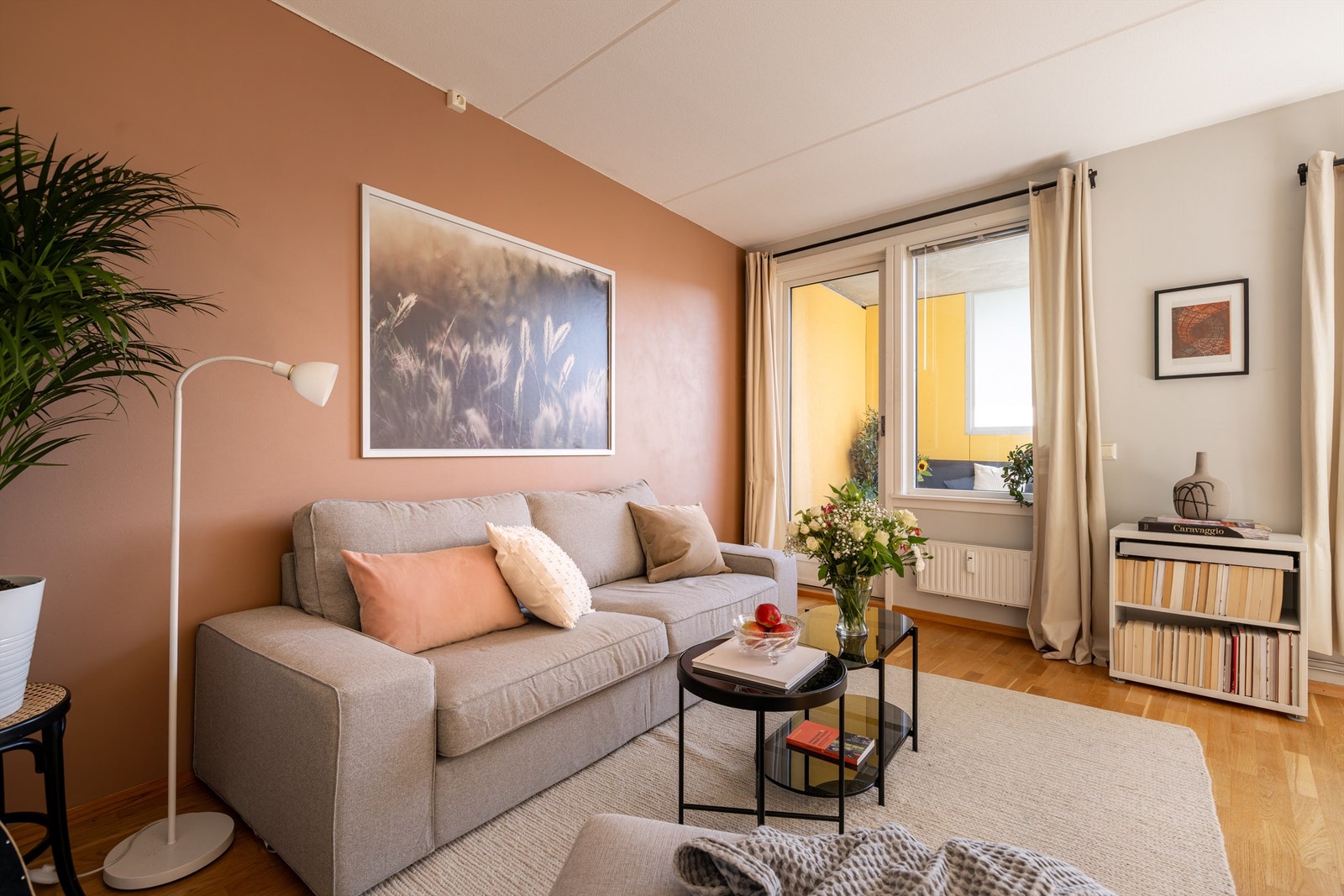 Stuen er romslig med god planløsning og kan enkelt innredes med en hyggelig sofagruppe, med tilhørende sofabord, spisegruppebord og annet ønskelig stuemøblement. Galleribilde