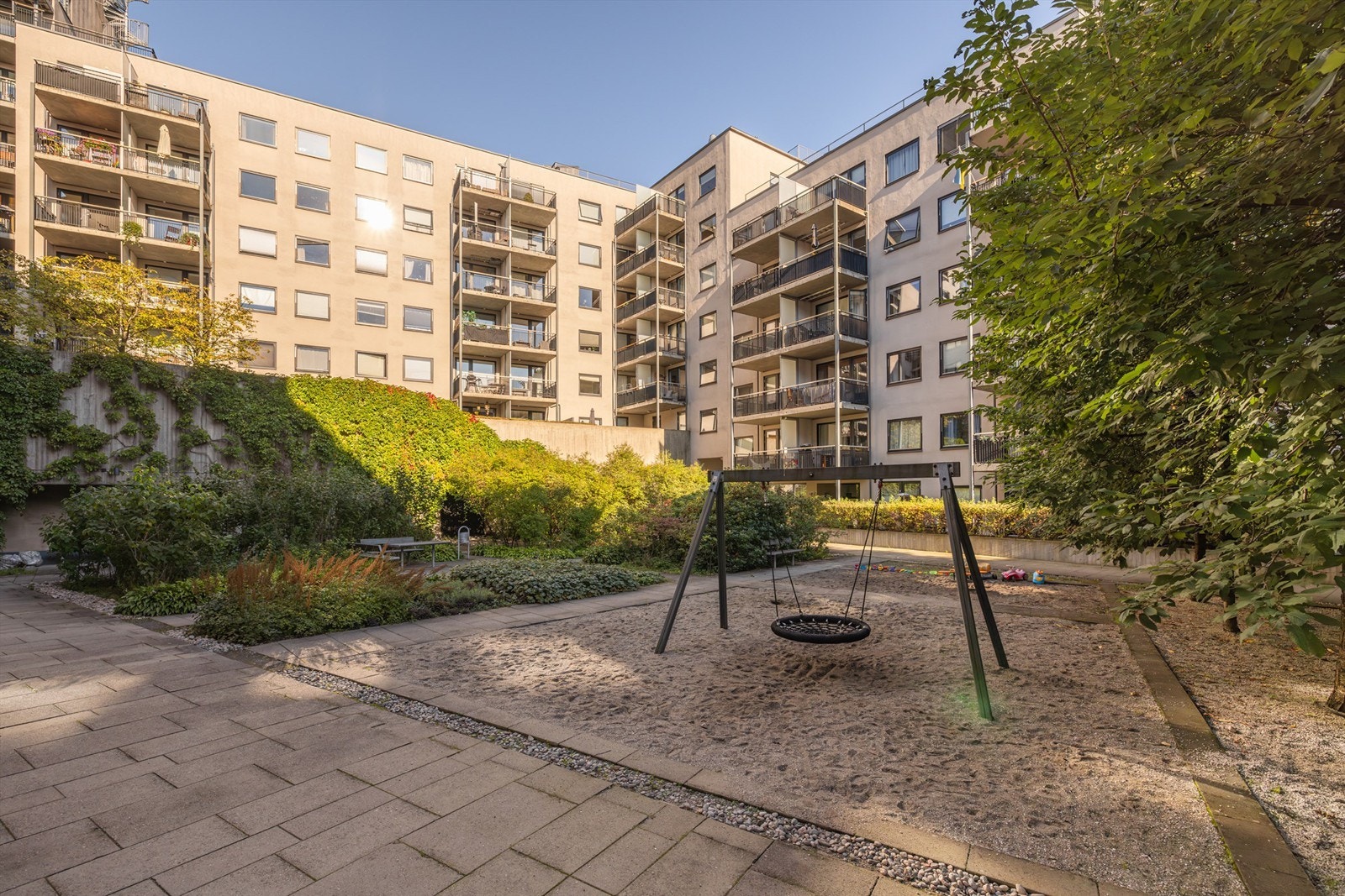 I bakgården er det et flott grøntområde med sittegruppe og lekestativer. Galleribilde