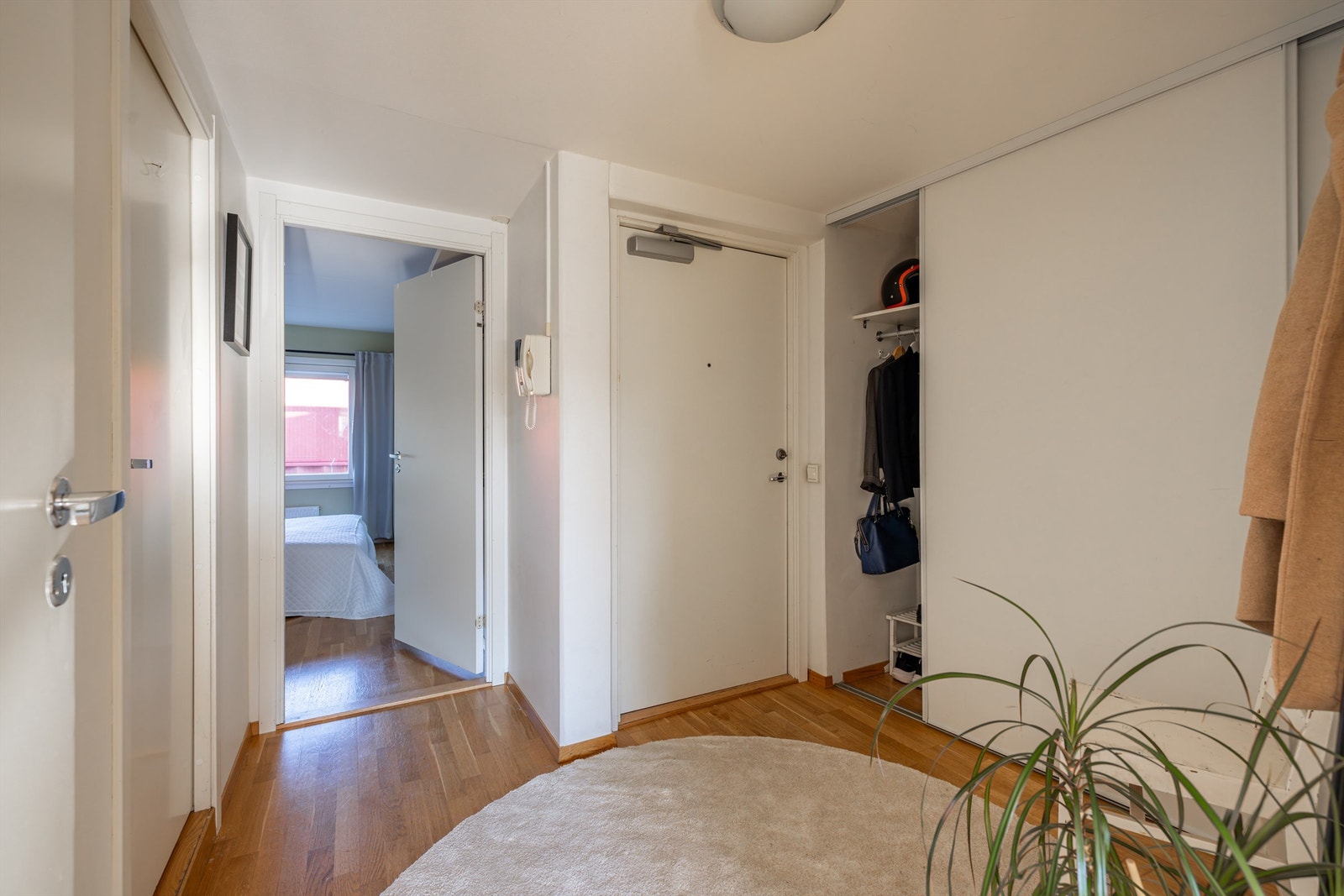 Entréen har adkomst til samtlige av boligens rom. Galleribilde