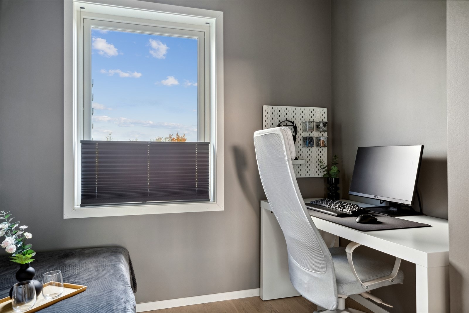 I tillegg til seng er det plass til kommode eller hjemmekontor på soverommet. Galleribilde