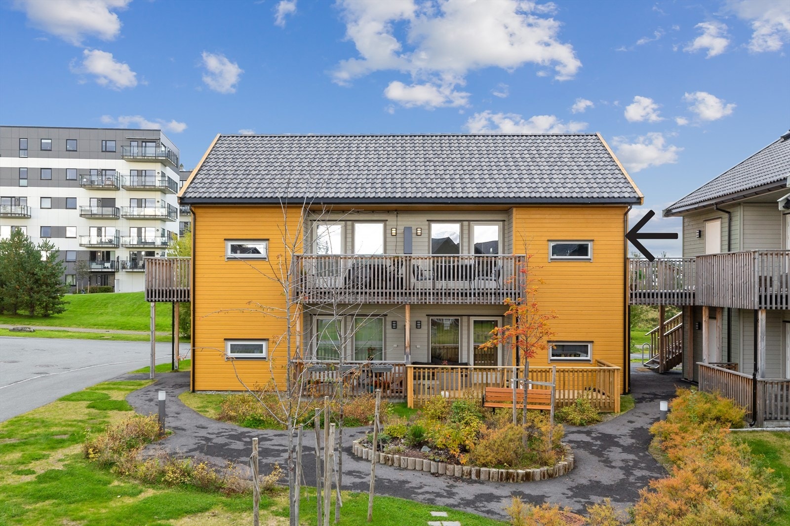 Aktiv Eiendomsmegling v/ Kirsti Næss Olsen har gleden av å presentere Brauta 217 - en tidsmessig 2-roms fra 2021. Galleribilde