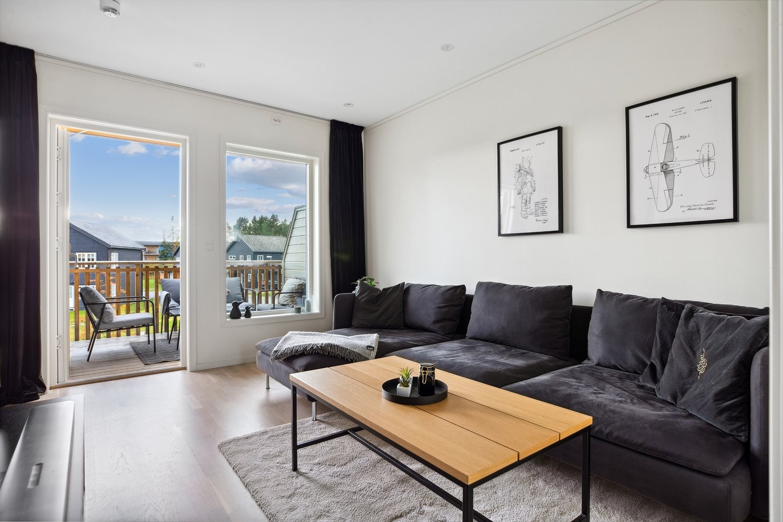 Som et godt supplement til dagslyset er stuen pent lyssatt med downlights. Galleribilde