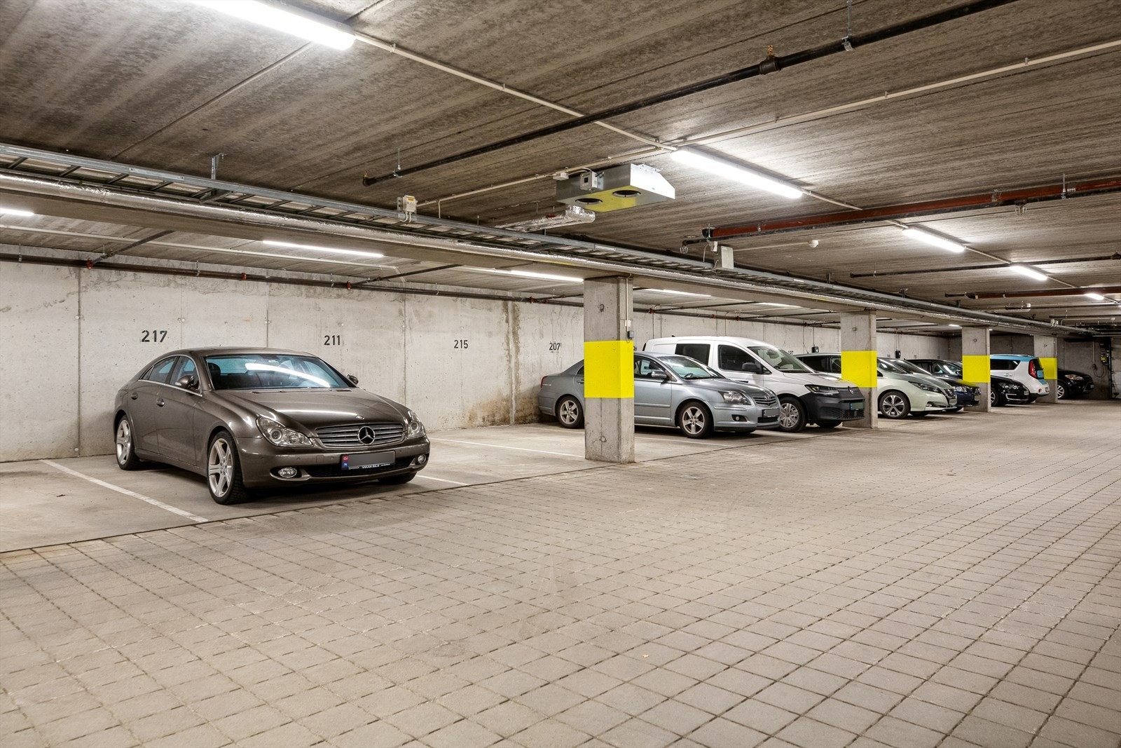 Til leiligheten følger det med en parkeringsplass i lukket garasjeanlegg. Galleribilde