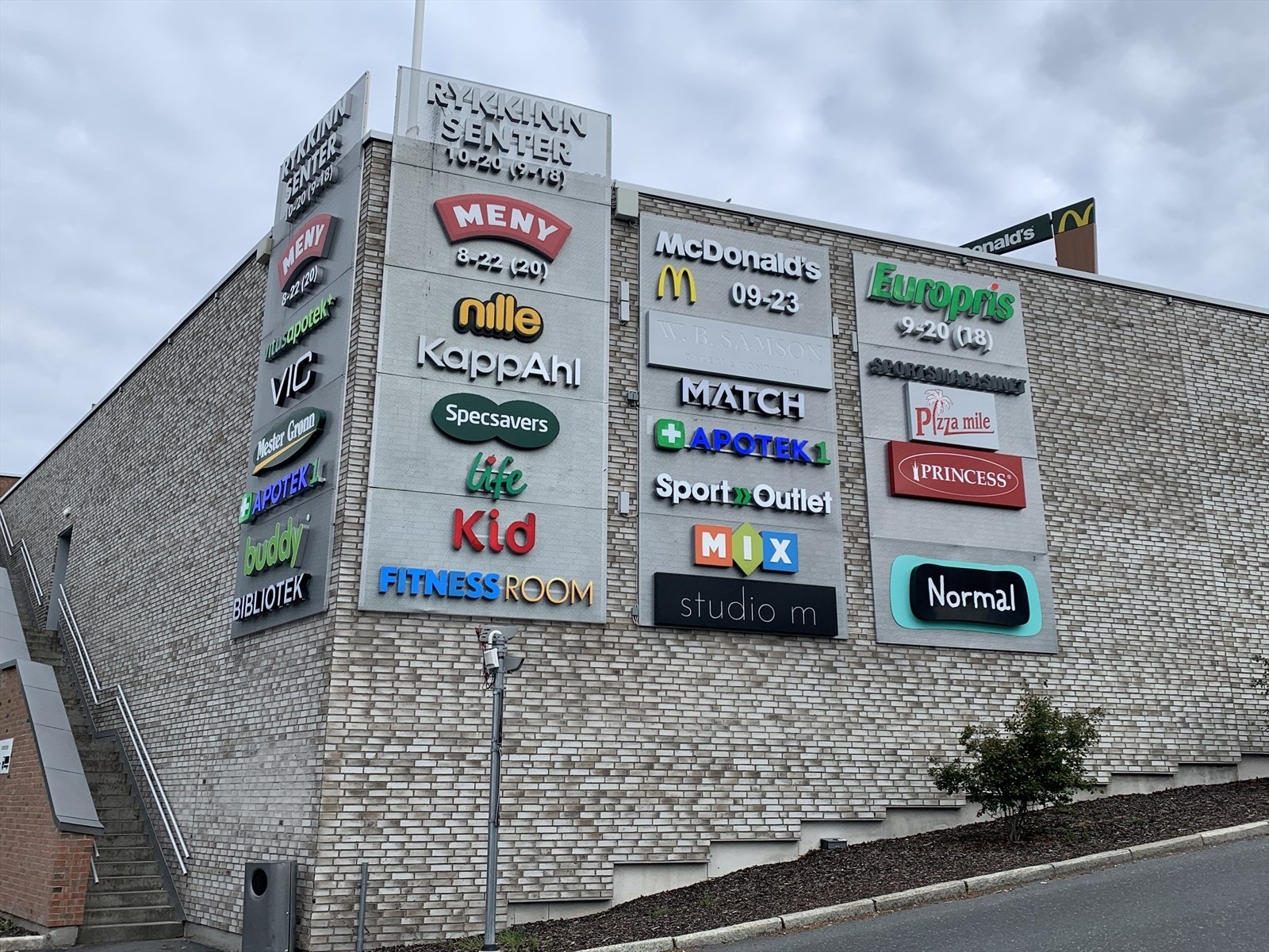 Senteret har et rikt utvalg av butikker og spisesteder Galleribilde