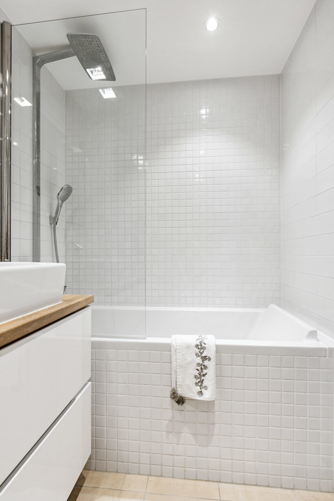 Her har du regndusj og behagelig badekar, lun gulvvarme og god belysning med downlights Galleribilde