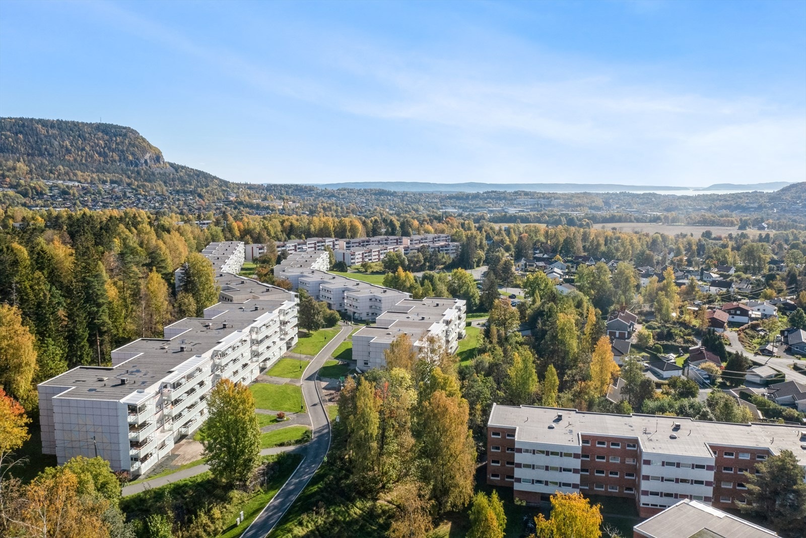 Leiligheten ligger på et høydedrag og du kan se fjorden fra balkongen/fjordgløtt Galleribilde