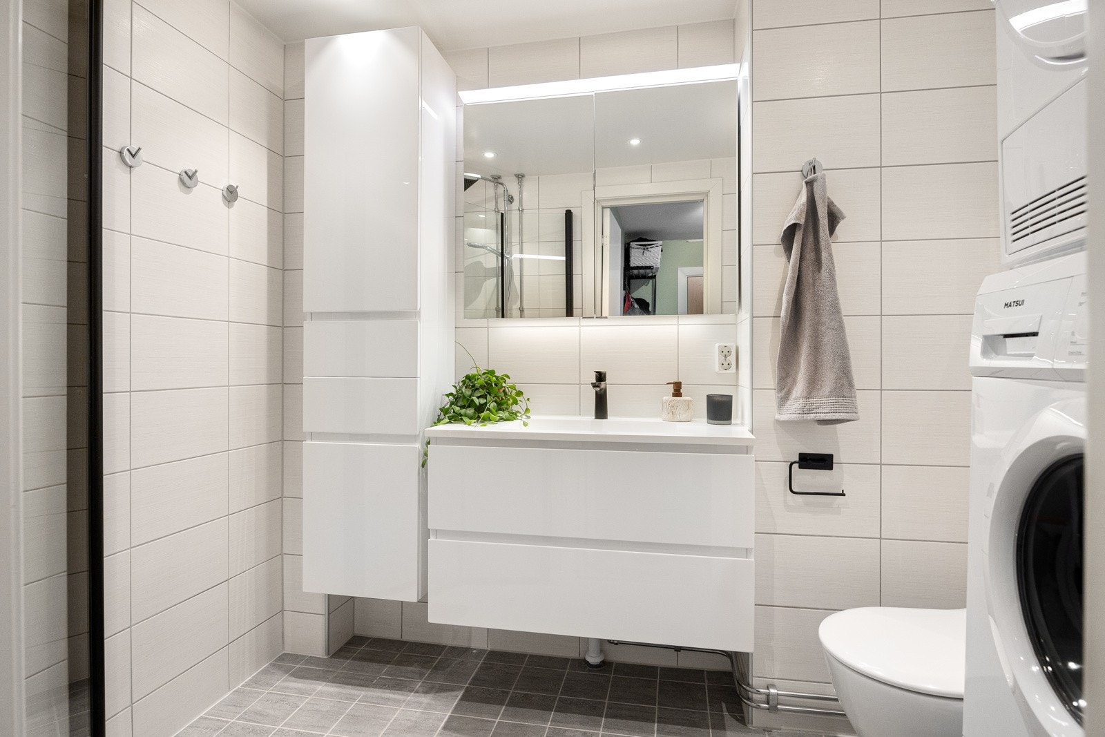 Badet er lekkert flislagt og ble totalrenovert i regi av borettslaget i 2016. Galleribilde