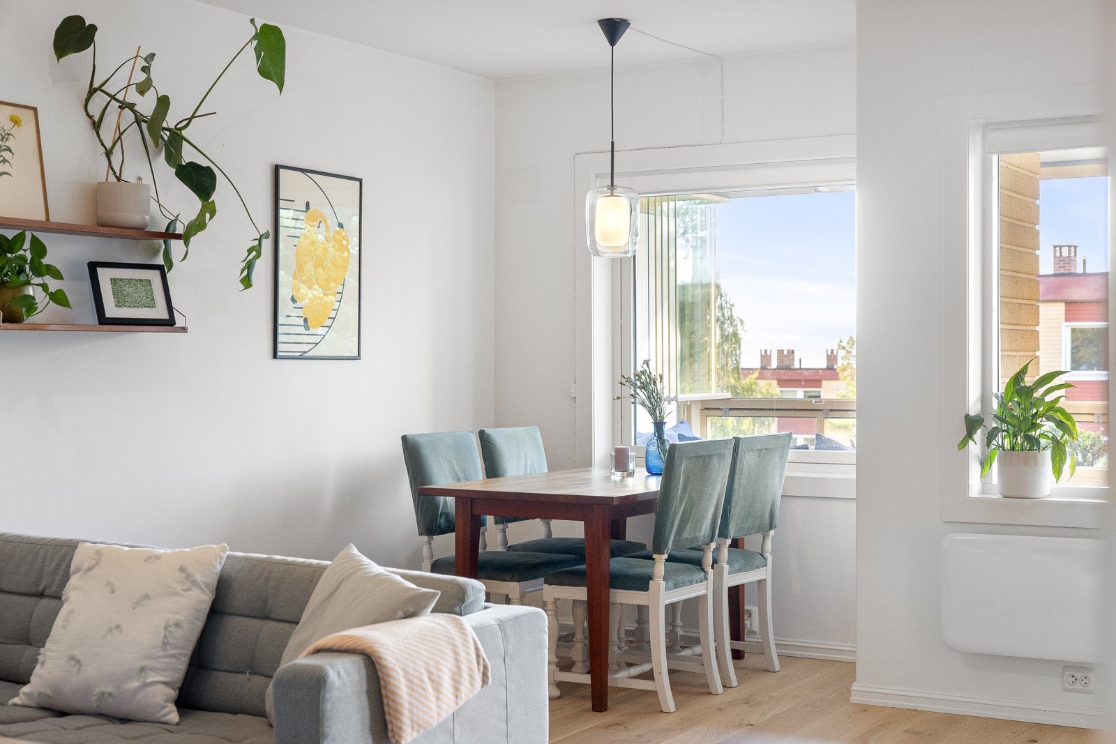 Det er lagt ny parkett og lister i stue og kjøkken. Galleribilde