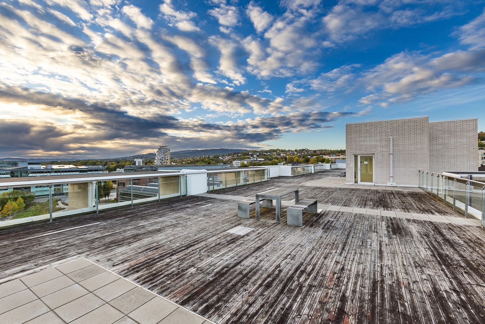 Felles takterrasse med vidstrakt utsikt og fantastiske solforhold Galleribilde