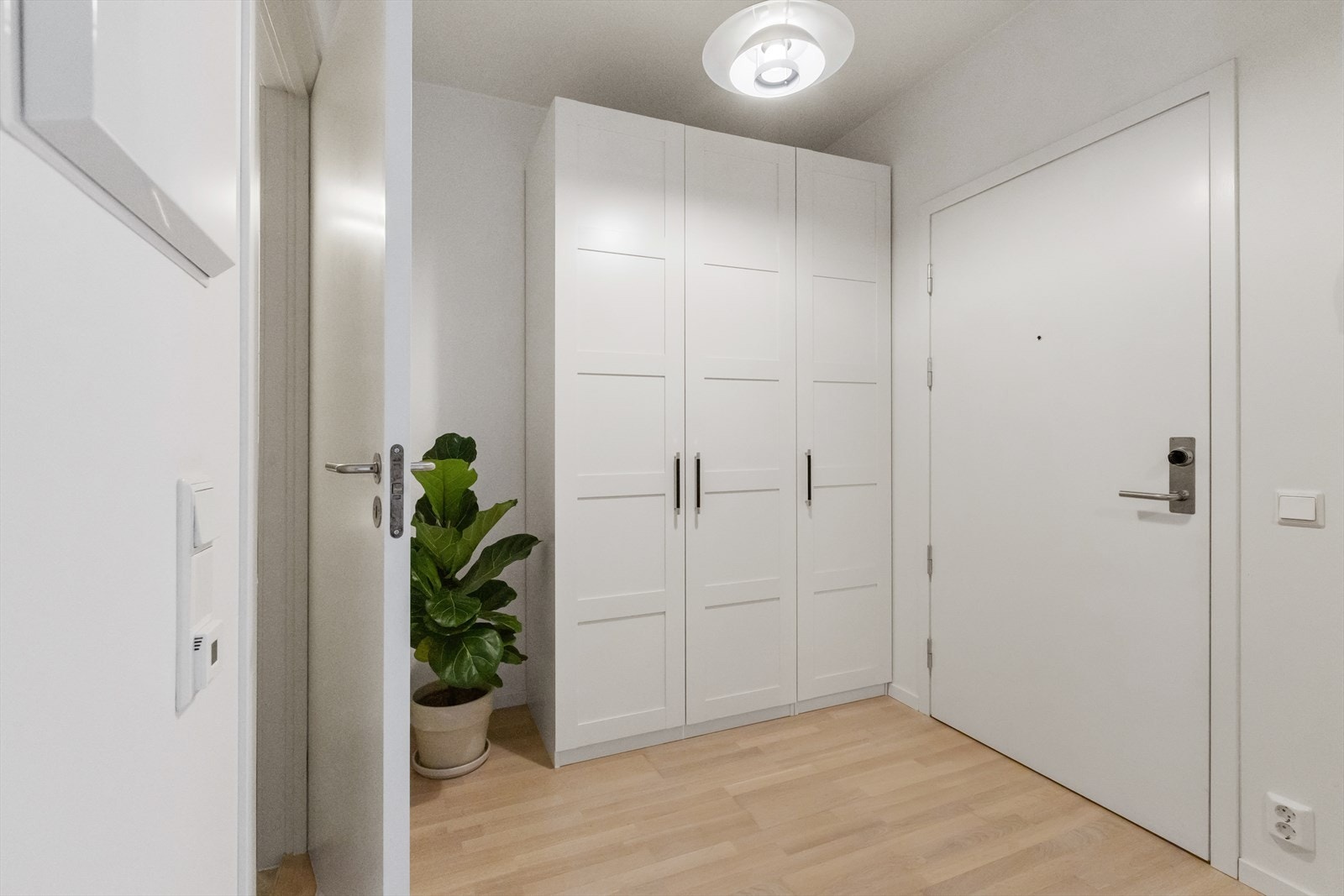 Romslig og innbydende entré med gode muligheter for oppbevaring Galleribilde