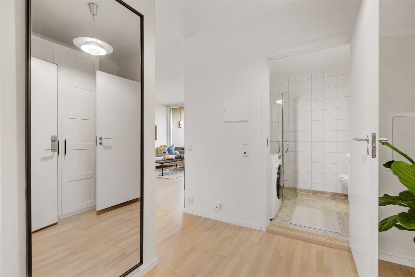 Fra entrèen er det adkomst til leilighetens øvrige rom Galleribilde