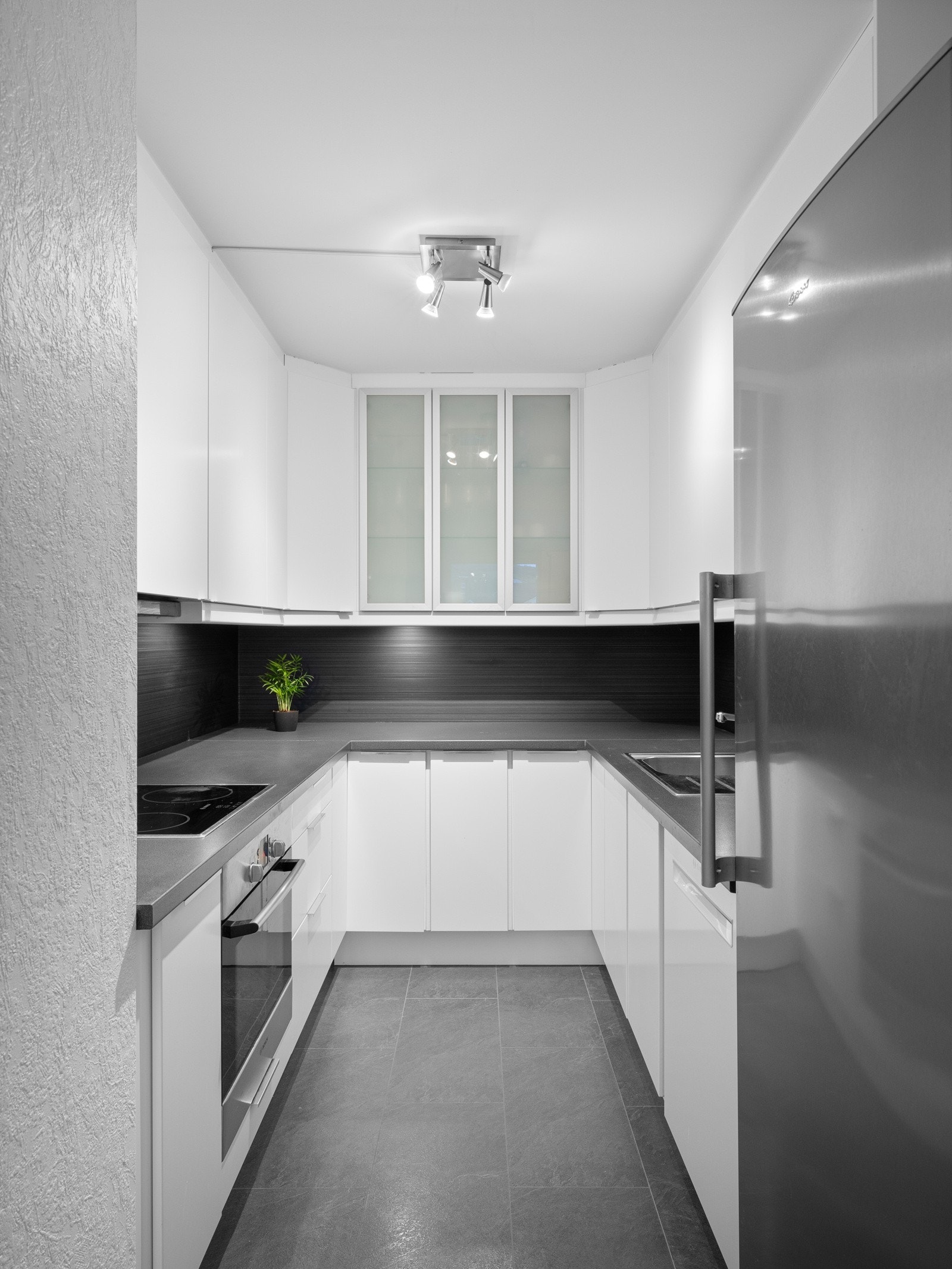 Praktisk kjøkken med god benk- og skapplass Galleribilde