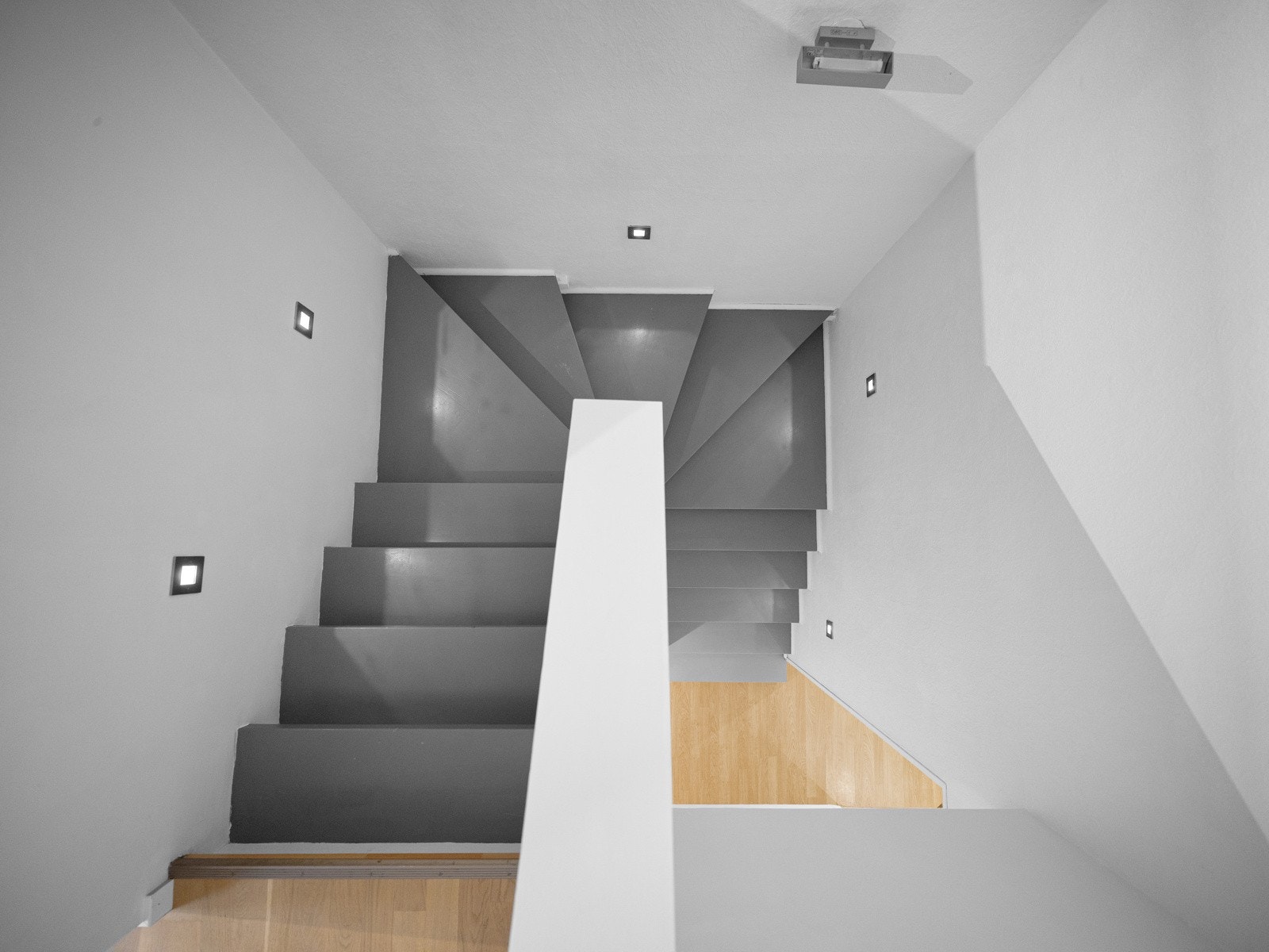 Nymalt trapp med sidebelysning Galleribilde